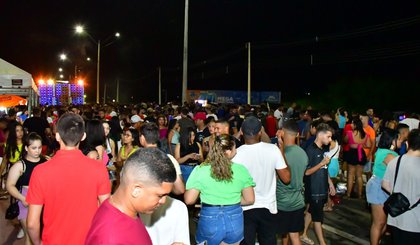 Zé Pereira com Paredões atrai multidão no carnaval de Floriano. (Foto: Secom)
