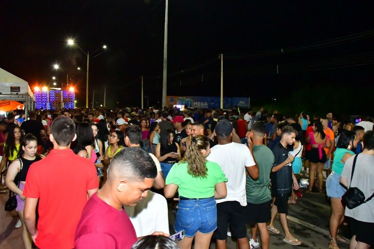 Zé Pereira com Paredões atrai multidão no carnaval de Floriano.