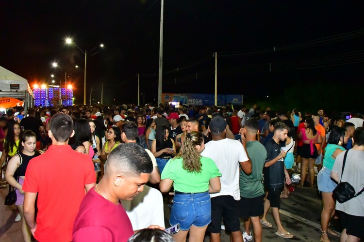 Zé Pereira com Paredões atrai multidão no carnaval de Floriano.