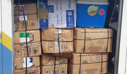 A carga era transportada em caixas de papelões no compartimento de bagagens de um ônibus que seguia para Brasília. (Foto: PRF)
