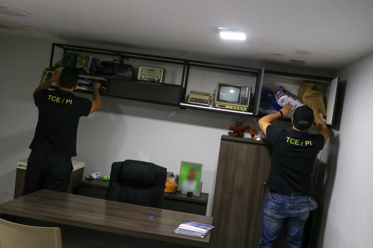 A operação objetiva cumprir 12 mandados de busca e apreensão.