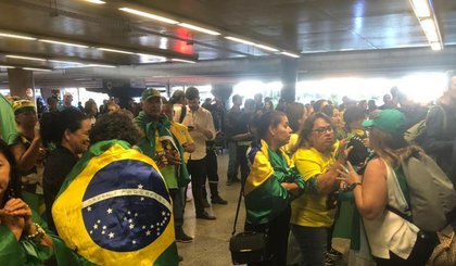 Avião com Bolsonaro pousa com esquema de segurança. (Foto: Gabriela Coelho / R7)