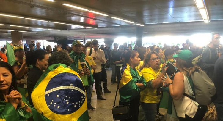 Avião com Bolsonaro pousa com esquema de segurança.