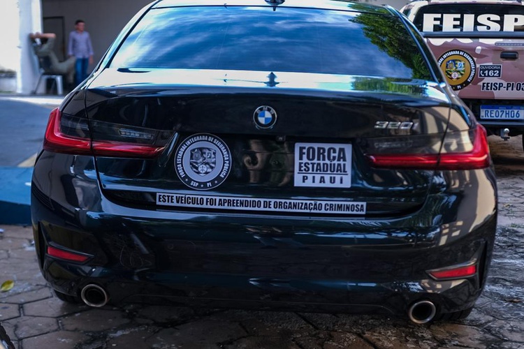 Carro de luxo apreendido em operação é transformado em viatura.