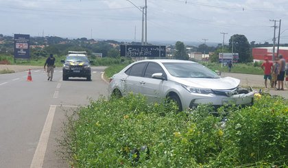 Colisão entre carro e moto deixa homem morto na BR-230, em Floriano. (Foto: PRF)