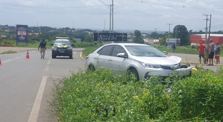 Colisão entre carro e moto deixa homem morto na BR-230, em Floriano.