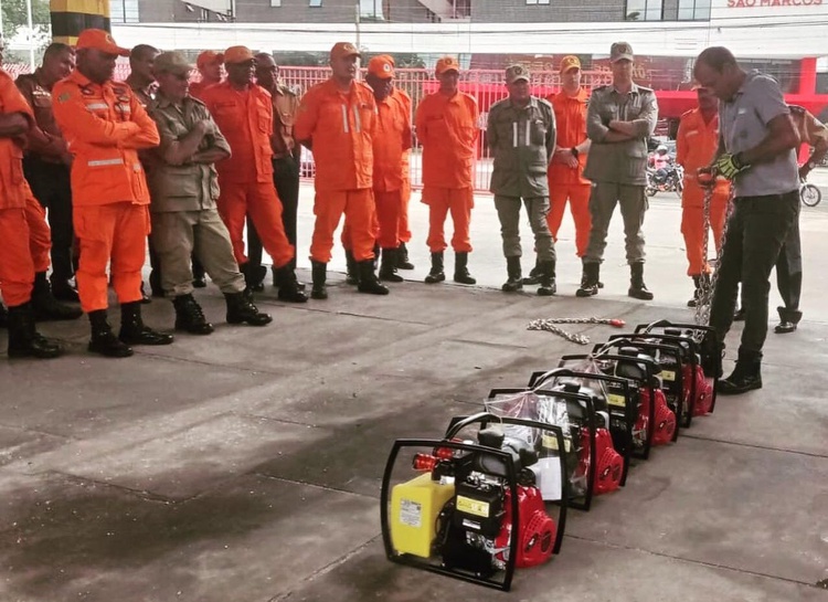 Corpo de Bombeiros recebe equipamentos para resgatar vítimas de ferragens.