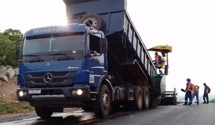 DER-PI realiza serviços de pavimentação asfáltica em rodovias do sul do Estado. (Foto: DER-PI)