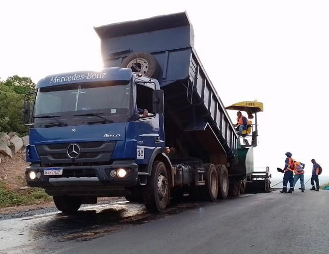 DER-PI realiza serviços de pavimentação asfáltica em rodovias do sul do Estado.
