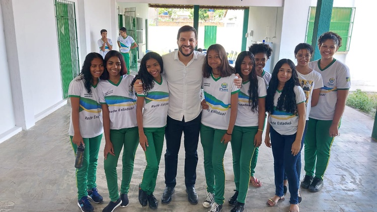 Em Floriano, secretário da Educação anuncia modernização de escolas da regional.