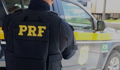 Mandado de prisão é cumprido durante abordagem da PRF em Floriano (PI). (Foto: Divulgação)