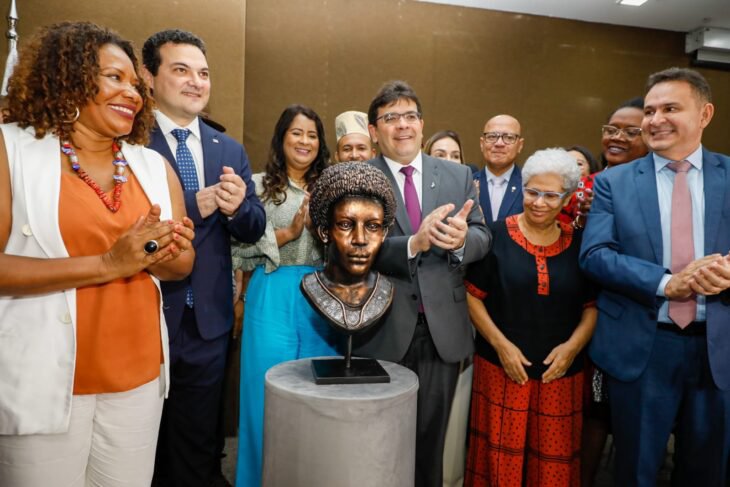 Margareth Menezes esteve em Teresina para cerimônia de inauguração do busto da Esperança Garcia, a primeira advogada do Brasil.