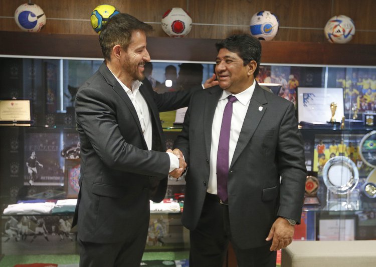 O presidente da CBF, Ednaldo Rodrigues, e o treinador Ramon Menezes.