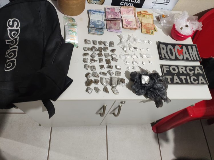 Picos: Polícia Militar prende mulher suspeita de tráfico e apreende mochila com drogas.