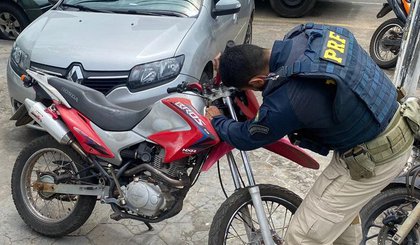PRF apreende motocicleta com sinais de adulteração em Floriano (PI). (Foto: PRF)