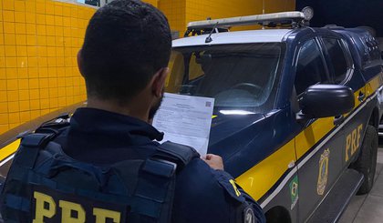PRF em Floriano cumpre mandado de prisão e prende homem acusado de estelionato. (Foto: PRF)