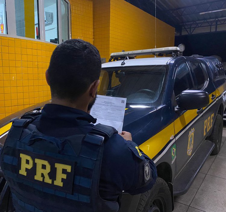 PRF em Floriano cumpre mandado de prisão e prende homem acusado de estelionato.