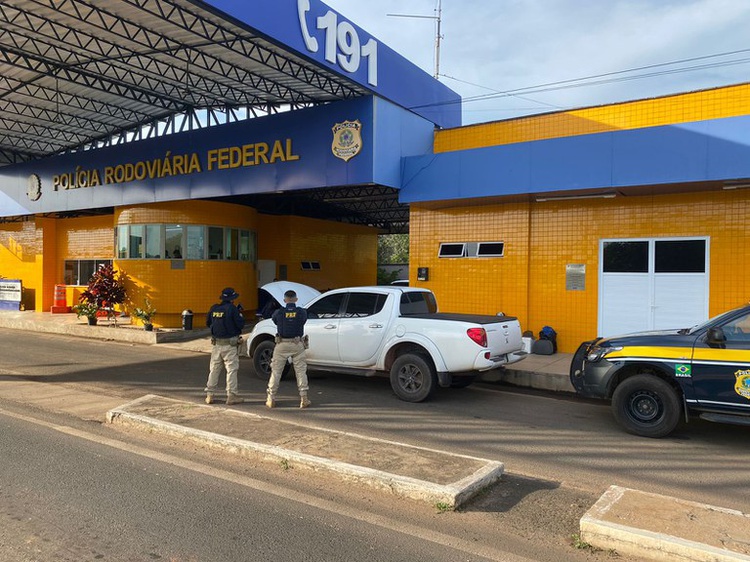 PRF recupera veículo clonado em Floriano; condutor foi detido.