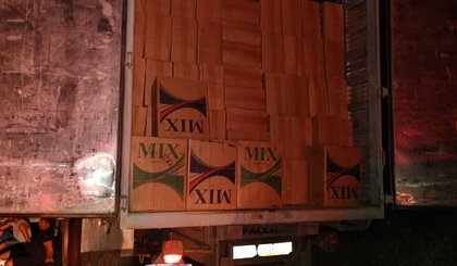 Quatro pessoas são presas com carga de cigarros avaliada em R$ 1 milhão no Piauí. (Foto: Divulgação/PM-PI)