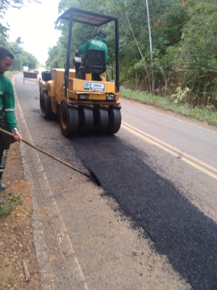 Serviço de manutenção das rodovias estaduais.