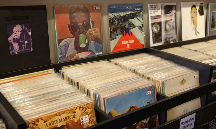 Vendas de vinil ultrapassam as de CD pela primeira vez desde 1987.