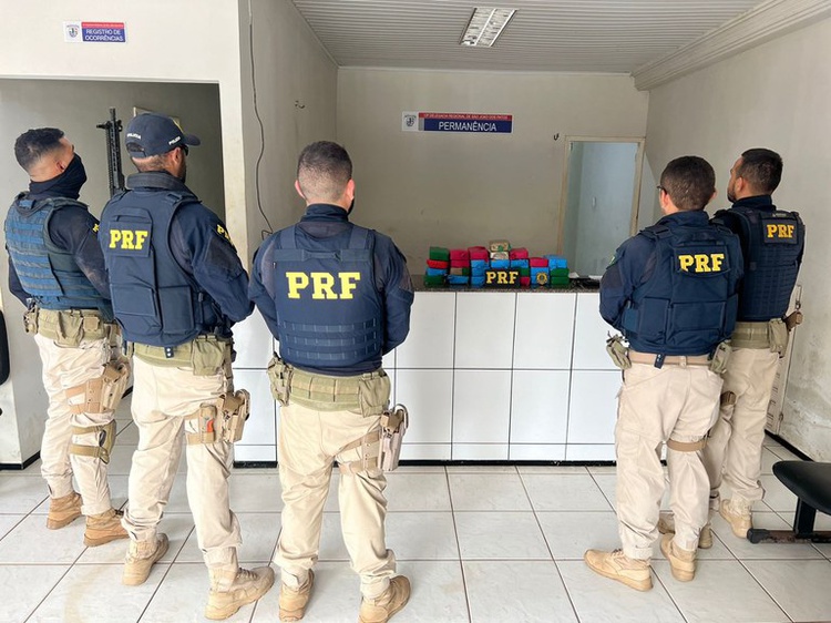 Ação integrada da PRF-PI e PM-MA resulta em apreensão de mais de 28 kg de pasta base de cocaína.