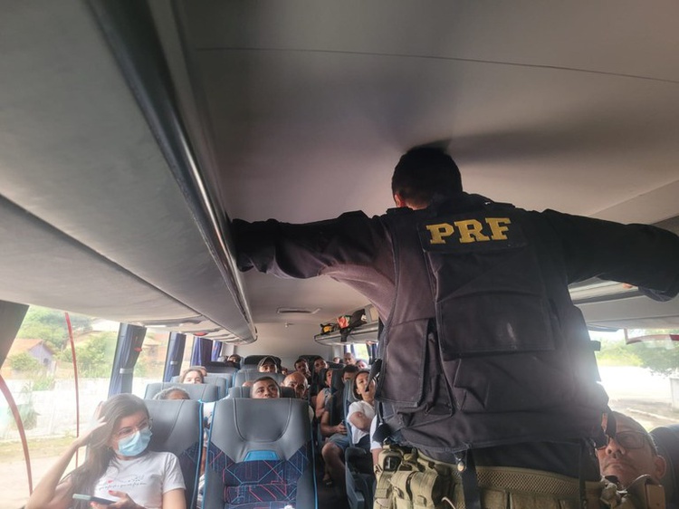 Ação quer conscientizar os passageiros sobre uso do cinto de segurança em transportes públicos.