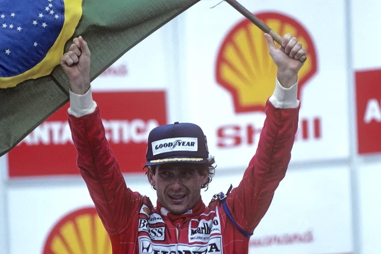 Ayrton Senna comemora a histórica vitória no GP do Brasil de 1991.