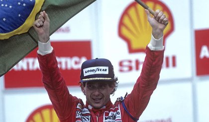 Ayrton Senna comemora a histórica vitória no GP do Brasil de 1991. (Foto: Getty Images)