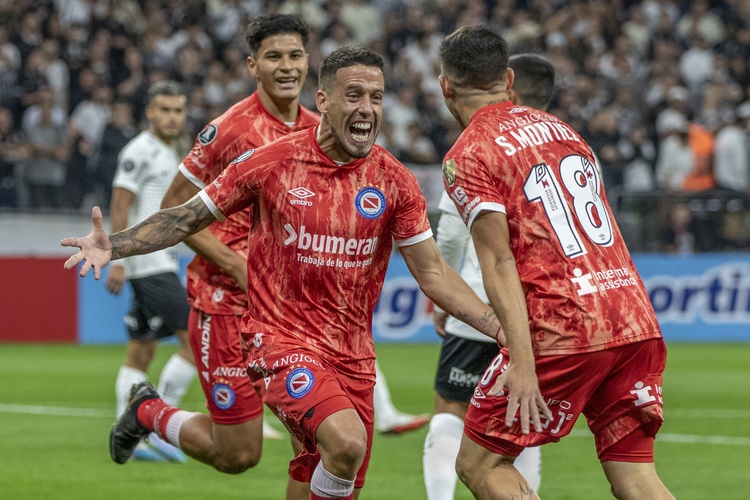Corinthians recebeu o Argentino Juniors (Argentina) e foi derrotado por 1 a 0.