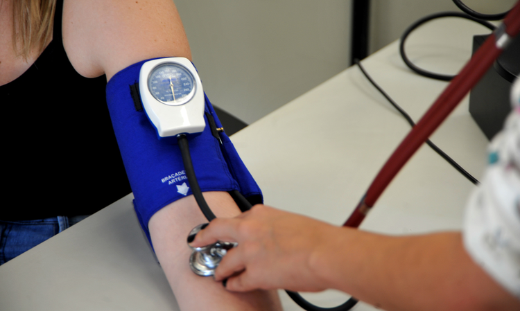 Especialistas mostram como prevenir a hipertensão arterial.