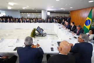 Governo do Piauí trata de segurança nas escolas com presidente e governadores.