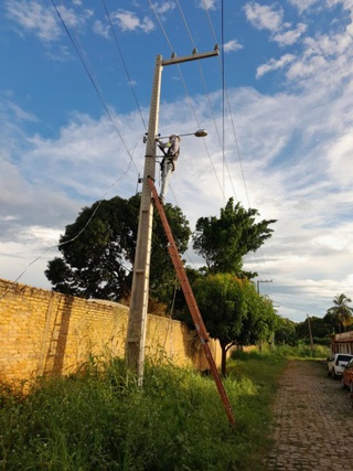 Infraestrutura de Floriano implanta novas luminárias e recupera iluminação na cidade e no campo.