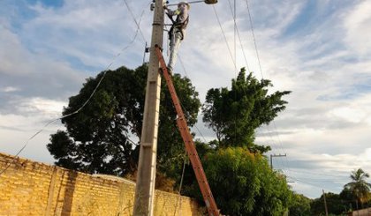 Infraestrutura de Floriano implanta novas luminárias e recupera iluminação na cidade e no campo. (Foto: Secom)