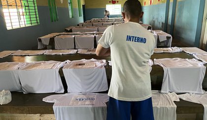 Internos de Floriano confeccionam mais de 300 uniformes para o sistema prisional. (Foto: Sejus)