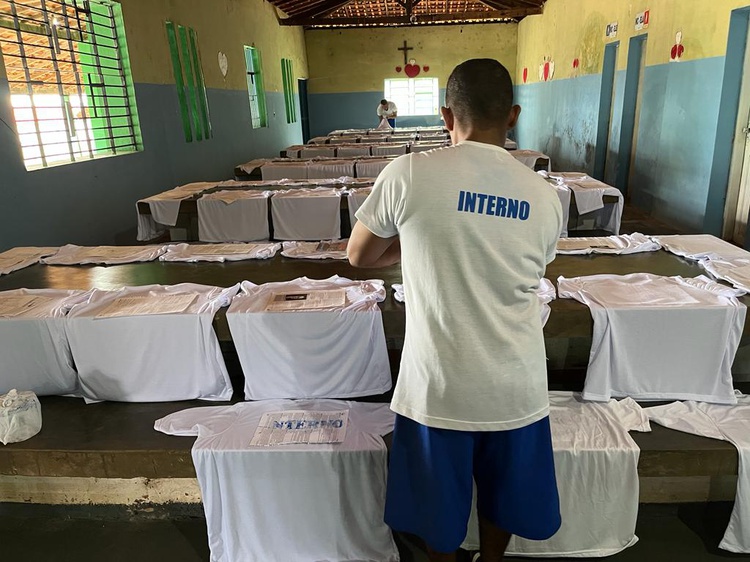 Internos de Floriano confeccionam mais de 300 uniformes para o sistema prisional.