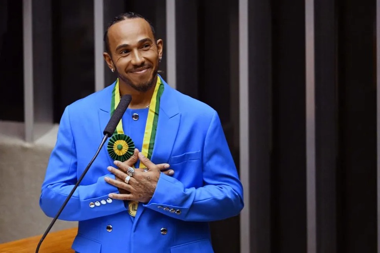 Lewis Hamilton recebeu título de cidadão honorário do Brasil.