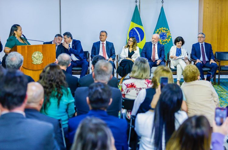 Lula assina projeto de lei que garante verba para piso da enfermagem.