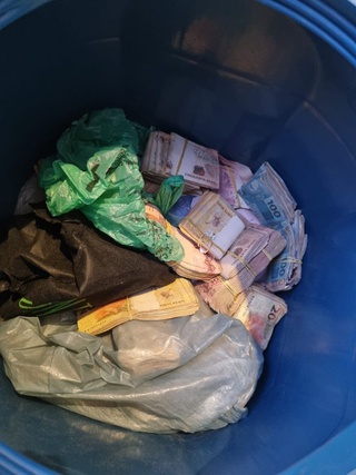 Maços de dinheiro escondidos em tambor foram encontrados durante a operação.