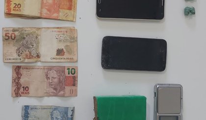 No momento da prisão os homens estavam em posse de drogas, balança de precisão e dinheiro. (Foto: SSP-PI)