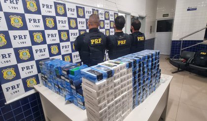 No veículo, os policiais encontraram um total de 206 aparelhos celulares, distribuídos em 5 caixas. (Foto: PRF)