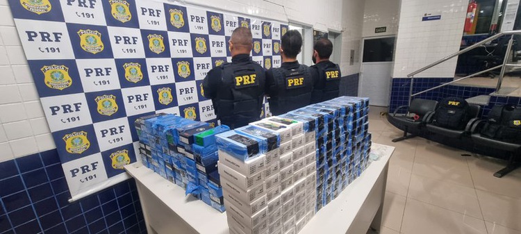 No veículo, os policiais encontraram um total de 206 aparelhos celulares, distribuídos em 5 caixas.