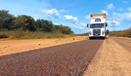 O trecho que recebe melhorias liga a cidade de Floriano a São Raimundo Nonato, na região Sul do Estado. (PI-140) (Foto: DER)