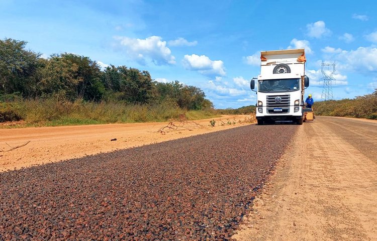 O trecho que recebe melhorias liga a cidade de Floriano a São Raimundo Nonato, na região Sul do Estado. (PI-140)