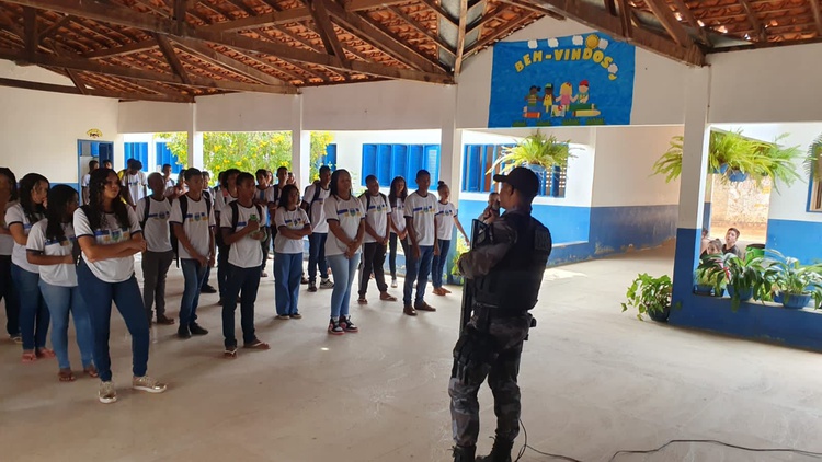 PM realiza ações em unidades de ensino.