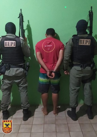 Polícia prende um homem acusado dos assassinatos em Baixa Grande do Ribeiro.