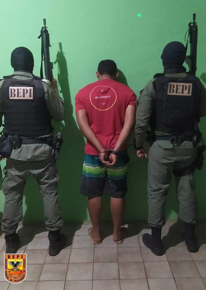 Polícia prende um homem acusado dos assassinatos em Baixa Grande do Ribeiro.