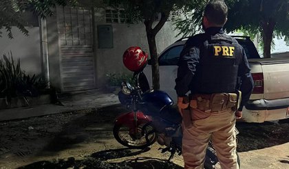 PRF apreende moto com sinais identificadores adulterados em Picos (PI). (Foto: PRF)