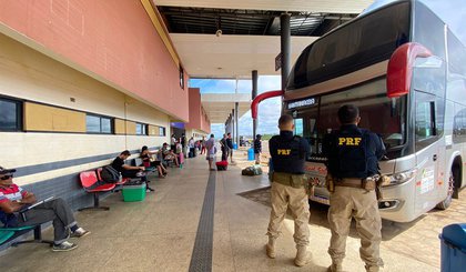 PRF realiza ações educativas em terminais rodoviários de Piripiri e Floriano. (Foto: PRF)