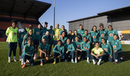 Richarlison visita treino da Seleção Feminina Principal na Inglaterra. (Foto: Thais Magalhães/CBF)